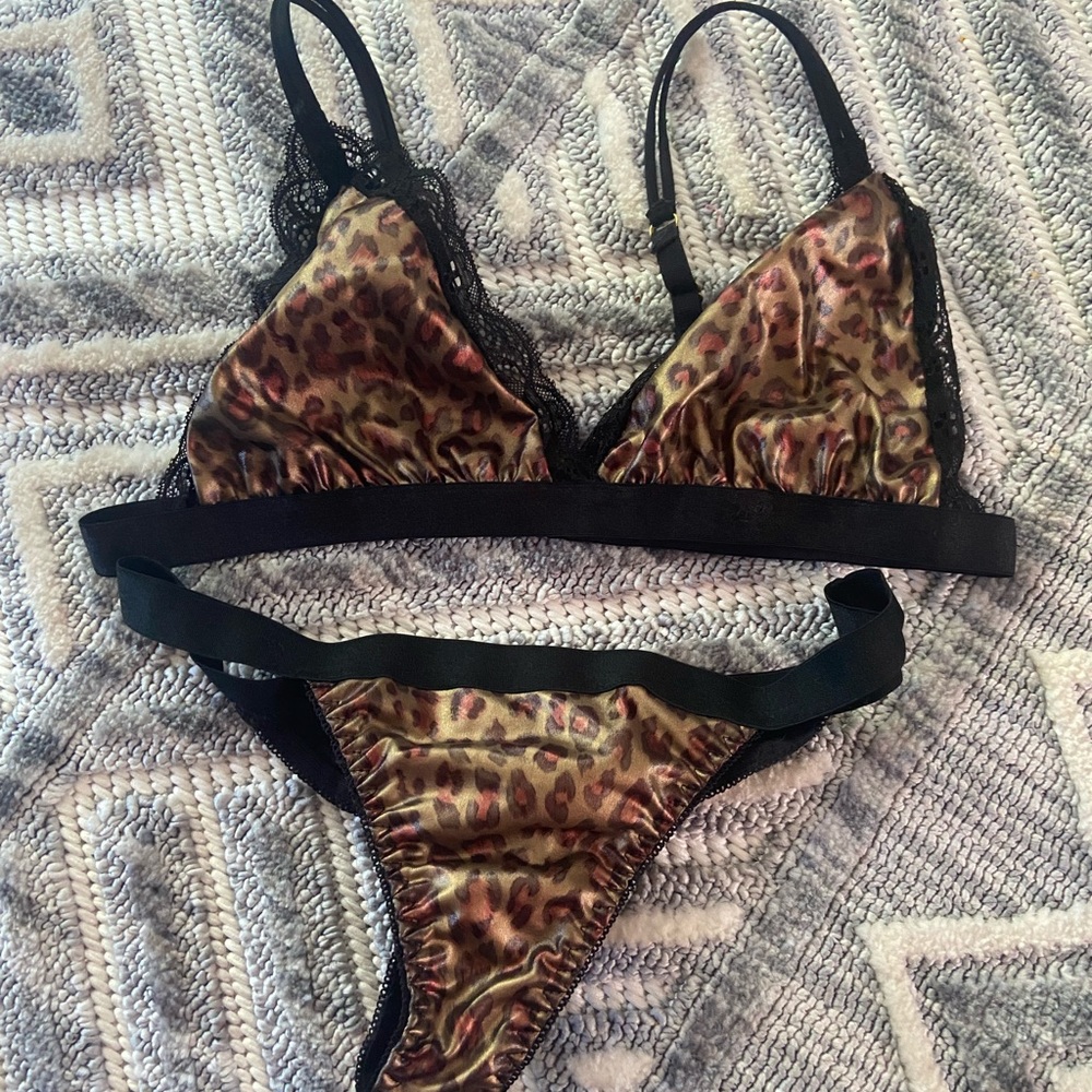 Unworn bra set